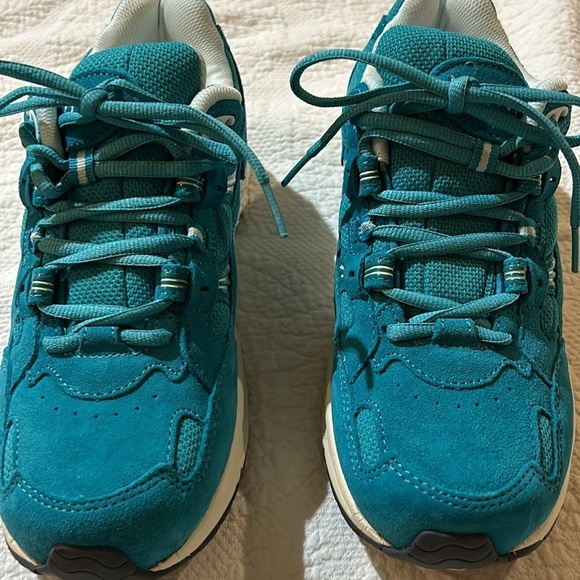 Vionic Suede Lace up Lake Blue Sneaker. NIOB. 8.5 - Picture 3 of 9